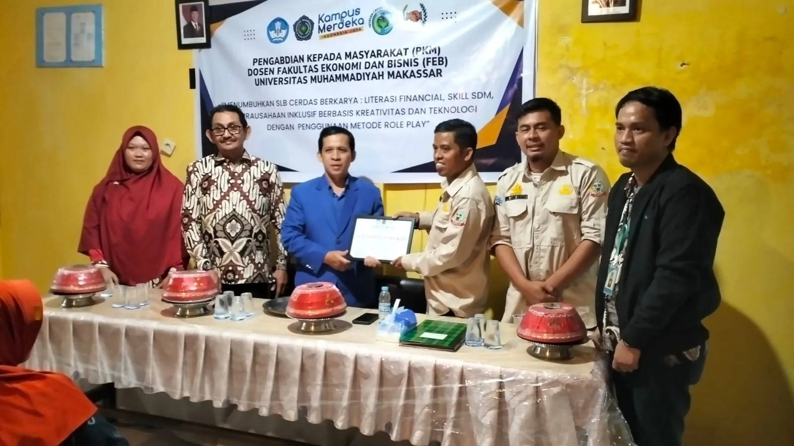 FEB Unismuh Gelar PKM di SLB YPPLB Pangkep, Bangun Wawasan Kewirausahaan Bagi Anak Berkebutuhan Khusus
